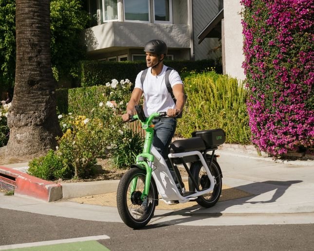 Image of person using Lime Citra vehicle